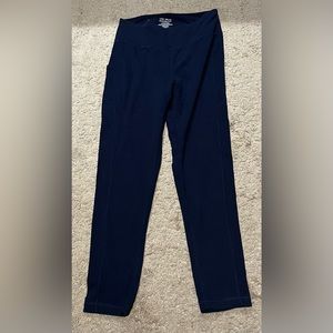 Women’s L tek gear navy blue full length leggings with side pockets.